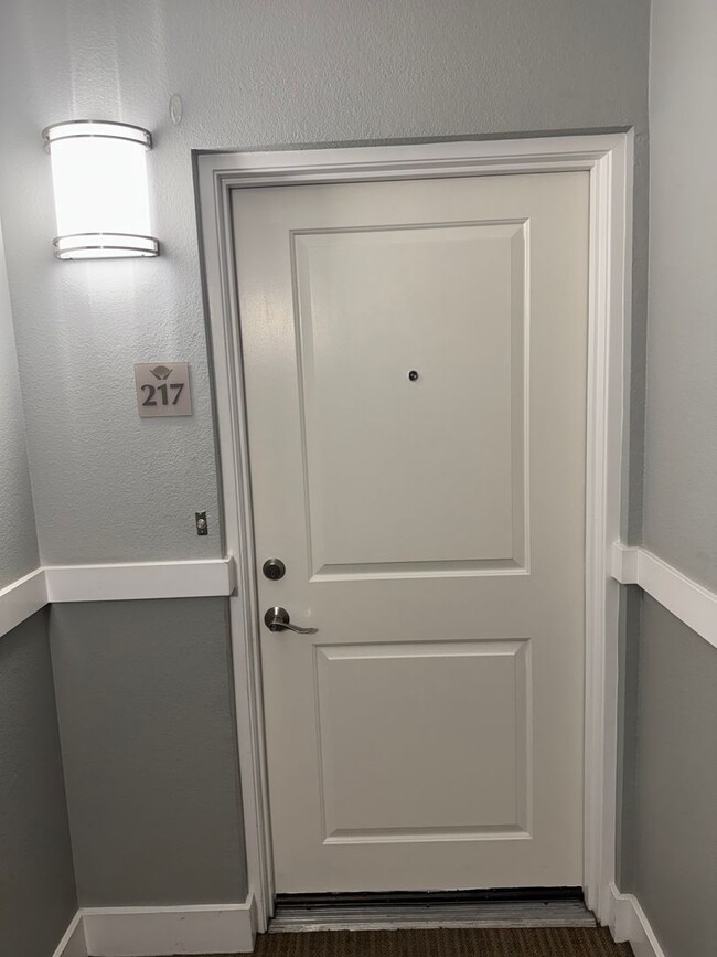 Building Photo - Downtown Oakland Secured access Condo with...