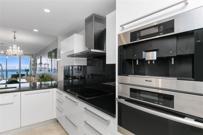 Foto del edificio - 17121 Collins Ave