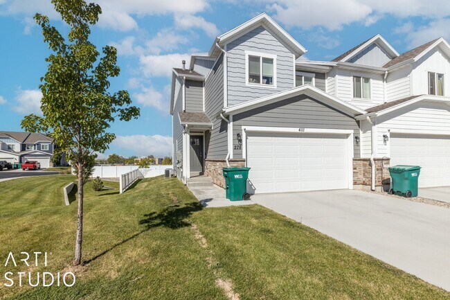 Building Photo - Wonderful Roy Townhome