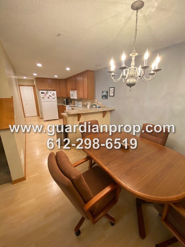 Foto del edificio - Lino Lakes Townhouse Available June 1, Open Floor Plan, Vaulted Ceilings, Fireplace, Loft, 2 Car ...