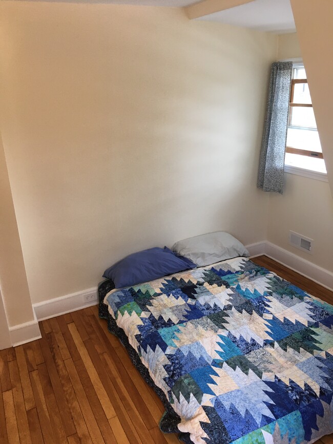 Smaller rear bedroom - 299 High Street