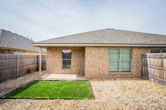 Building Photo - Duplex close to the Airport!