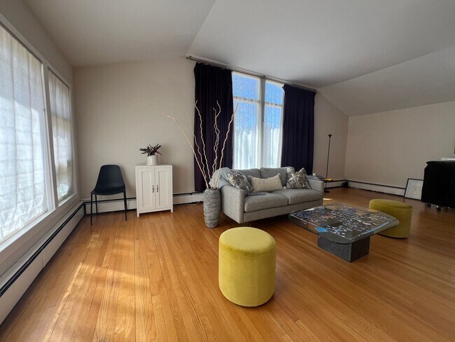 Building Photo - 3 bedroom, less than 1 mile to Dartmouth G...