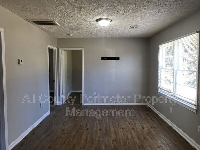 Foto del edificio - 5761 Deborah Dr