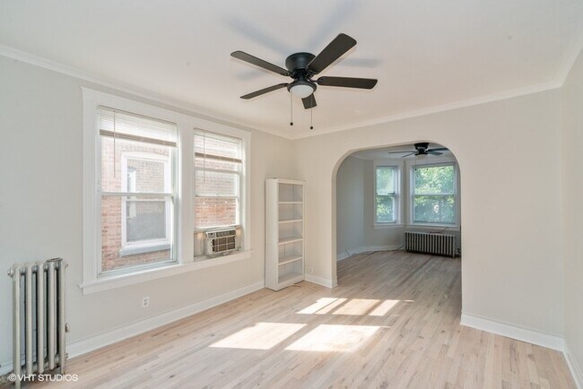 Building Photo - 4143 N McVicker Ave