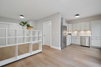 Building Photo - 1623 NE Saratoga St