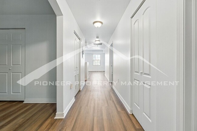 Building Photo - Amazing Condo with Patio and Central AC!