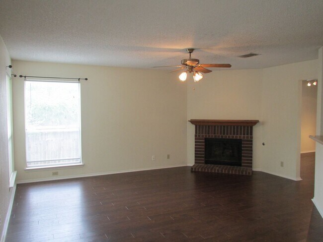Foto del edificio - 1811 Lionheart Drive
