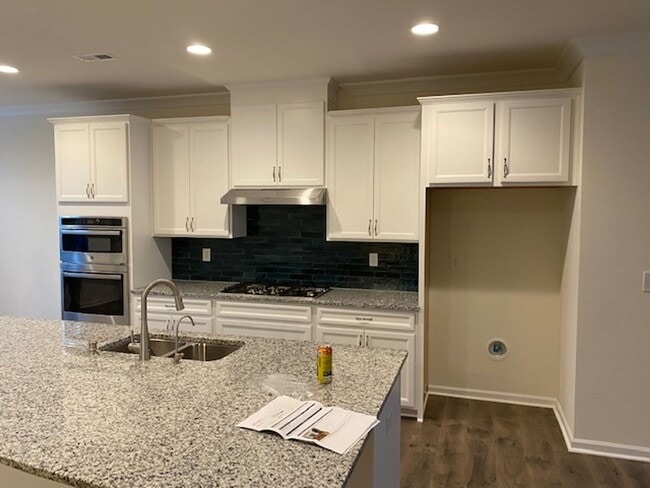 Building Photo - Fantastic 3BR/2.5BA Townhome located in Th...