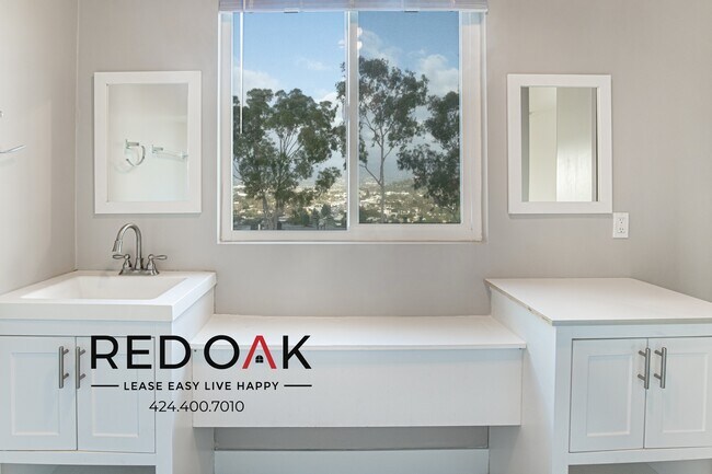 Foto del edificio - Fantastic One of a Kind Spacious Two Story...
