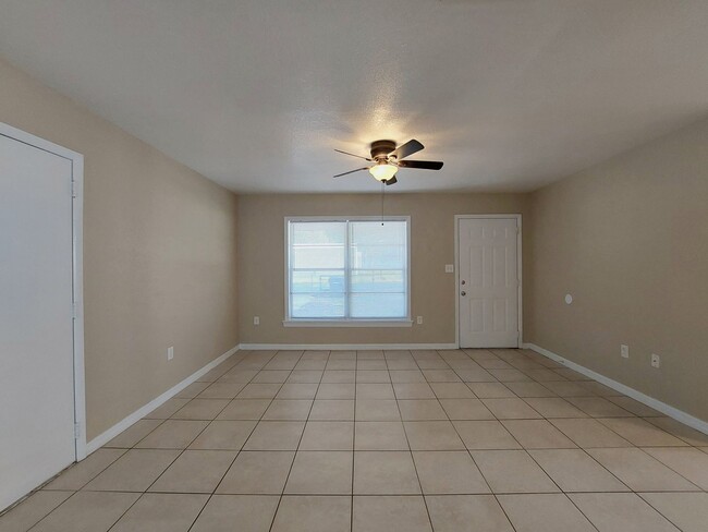 Building Photo - Beautiful 2 Bedroom, 1 Bathroom House in L...