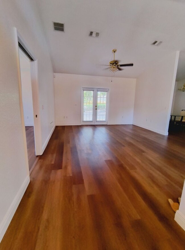 Building Photo - Beautiful 3 Bedroom 2 Bathroom Bungalow in...