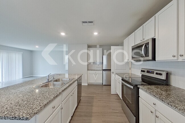 Building Photo - 8711 SW 44th Ct