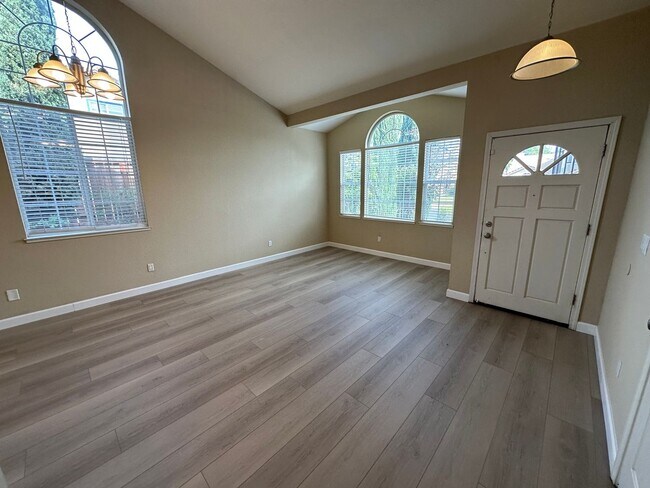 Foto del edificio - Beautiful 2 story, 4 bedroom / 3 Bath Antioch Home