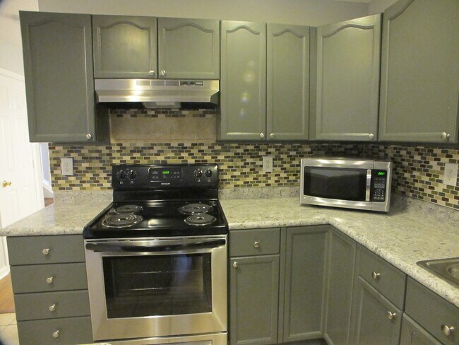 Foto del edificio - Pristine 2 bedroom, 2.5 bath Townhome located in the Roxborough Community!