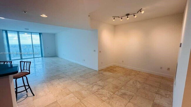 Foto del edificio - 15051 Royal Oaks Ln