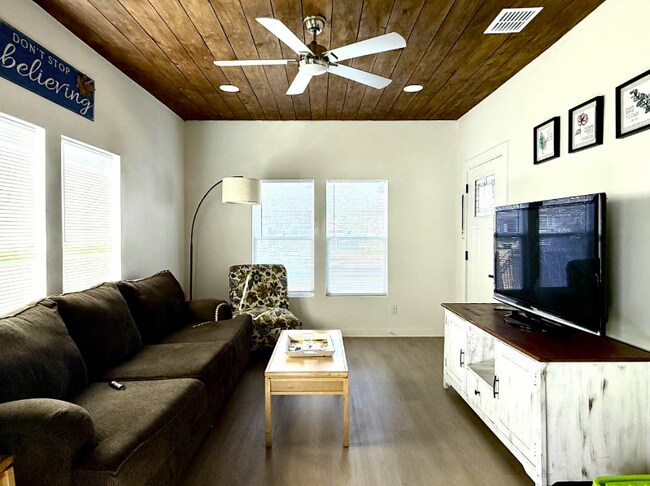 Foto del edificio - 3224 W Houston St