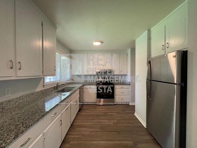 Building Photo - Recently Updated Three Bedroom Home in Wes...