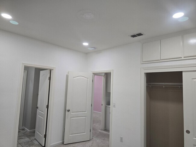 Foto del edificio - Big beautiful Home for rent in Visalia, Ca