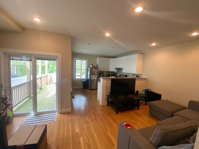 Foto del edificio - 739 Somerville Ave