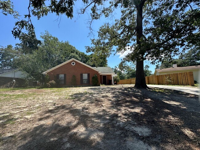 Foto del edificio - 3/2 No carpet & Fenced yard off Old Waynes...