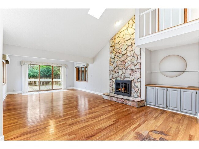 Foto del edificio - 5880 Christmas Lake Rd