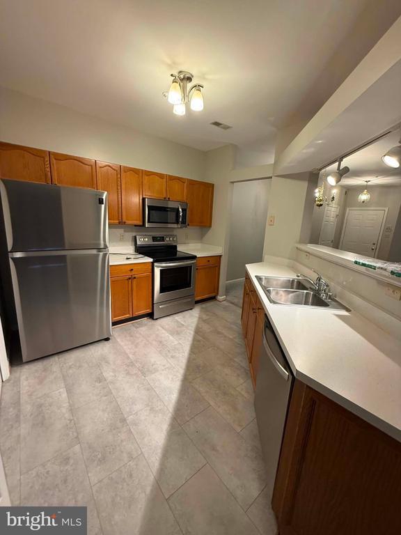 Building Photo - 8204 Blue Heron Dr
