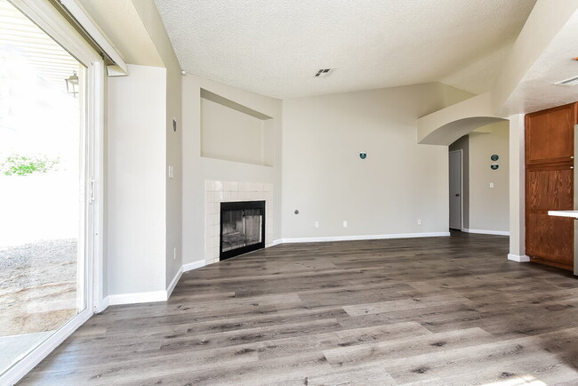 Building Photo - 3601 Uranus Dr