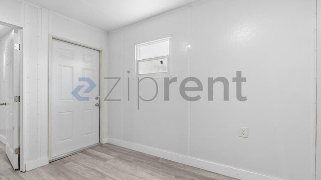 Building Photo - Unit B