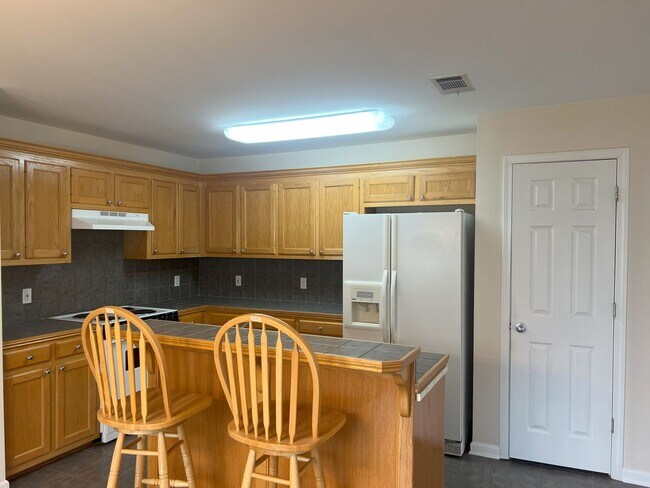 Building Photo - Beautiful Well Maintained home in South Point