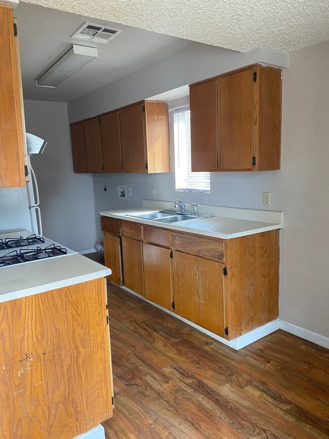 Building Photo - 415 H St