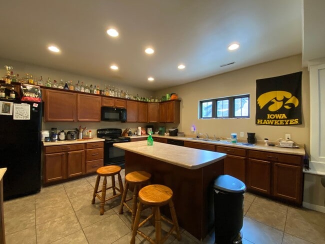 Building Photo - $4,400 | 5 Bedroom, 3 Bathroom Condo | NO ...
