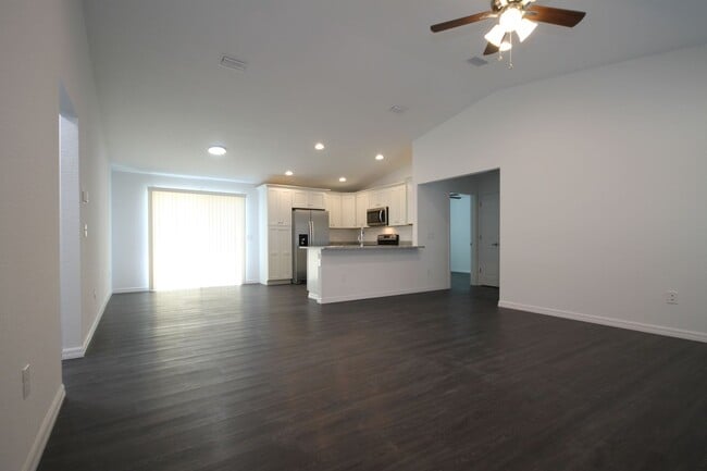 Building Photo - Beautiful 3 Bedroom, 2 Bathroom Home in Oc...