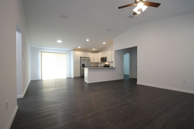 Foto del edificio - Beautiful 3 Bedroom, 2 Bathroom Home in Oc...