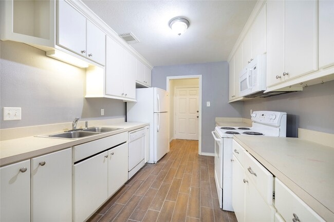 Building Photo - 100 Artesian Way