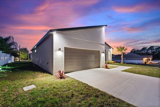 Building Photo - BRAND NEW HOME! Modern, energy efficient h...