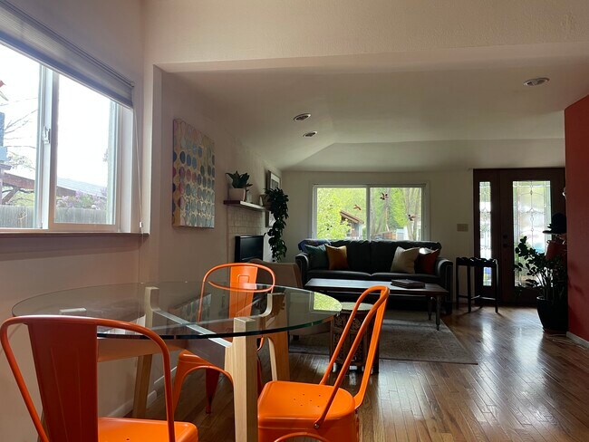Sala de estar - 2905 E 5th Ave