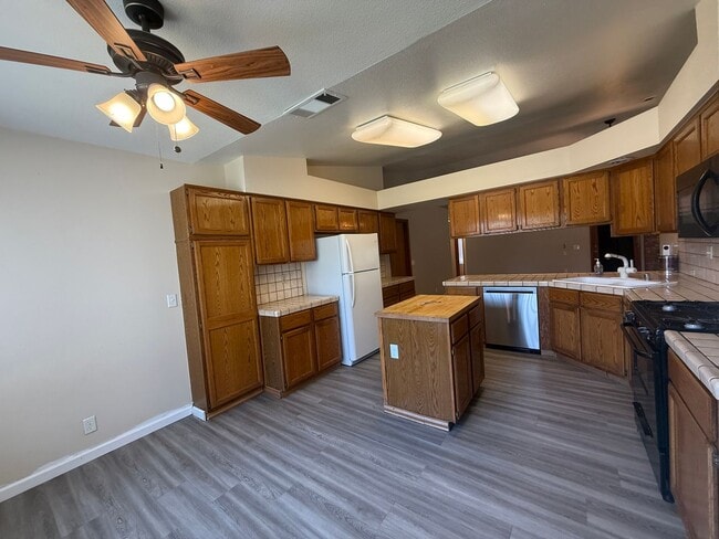 Building Photo - 3-bedroom, 2-bath home in Visalia, CA!