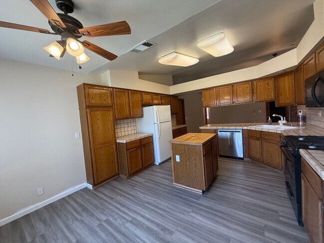Foto del edificio - 3-bedroom, 2-bath home in Visalia, CA!