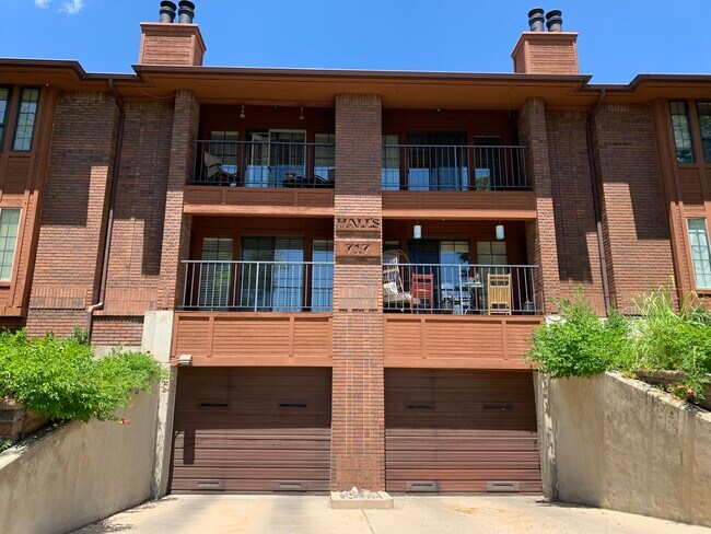 Frente del edificio de los salones de condominio - 717 E 5th Ave