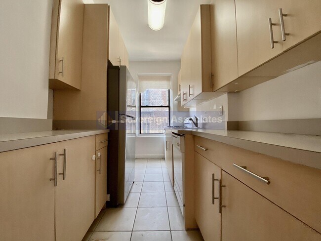 Foto del edificio - 12 Pinehurst Ave