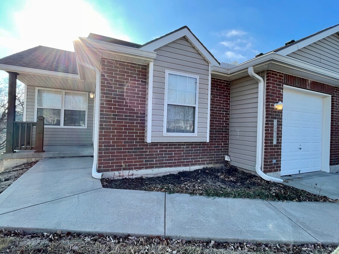 1967 S Powahatan Ct, Independence, MO 64057 Townhome Rentals in