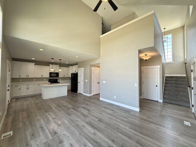 Foto del edificio - Available Now! Modern Townhome with Unfinished Basement & Washer/Dryer Included