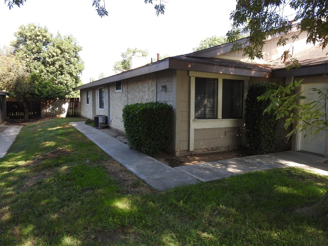 Primary Photo - 9939-9939 Barclay St