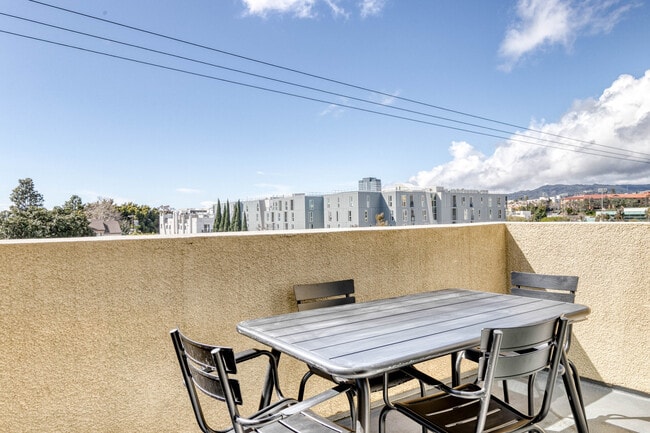 Foto del edificio - 1561 S Barrington Ave