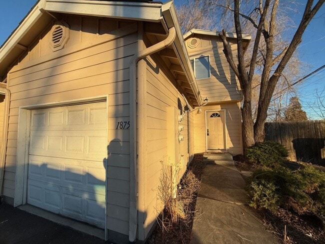 Building Photo - WARM 2 BEDROOM TOWNHOME LOCATED IN SW REDMOND!