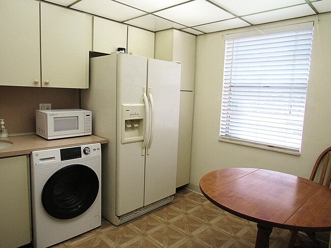 Building Photo - 120 Lake Meryl Dr