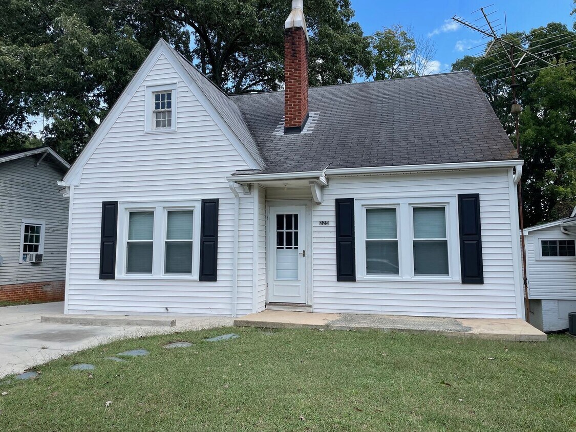 Foto principal - 3 BED, 1 BATH HOME IN ASHEBORO $1,250 RENT...