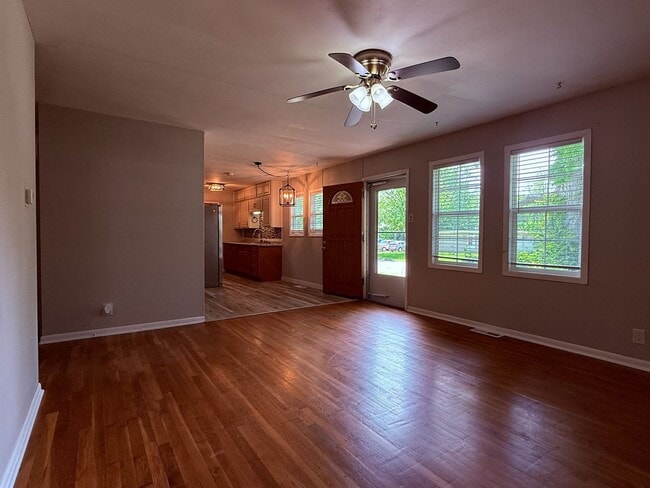Building Photo - 3 bedroom 1 bath with fenced yard