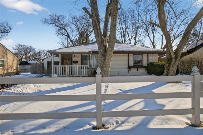 Photo - 4911 Barlow Dr House